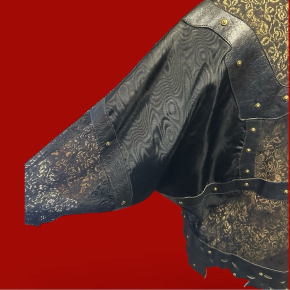 121 - Unique Top - Picture 3 of 9